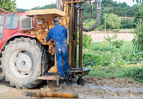 Hombre descastando un alcantarillado